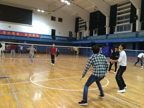 太阳成集团的官方网站师生羽毛球友谊赛顺利举行 太阳成集团的官方网站师生羽毛球友谊赛顺利举行
