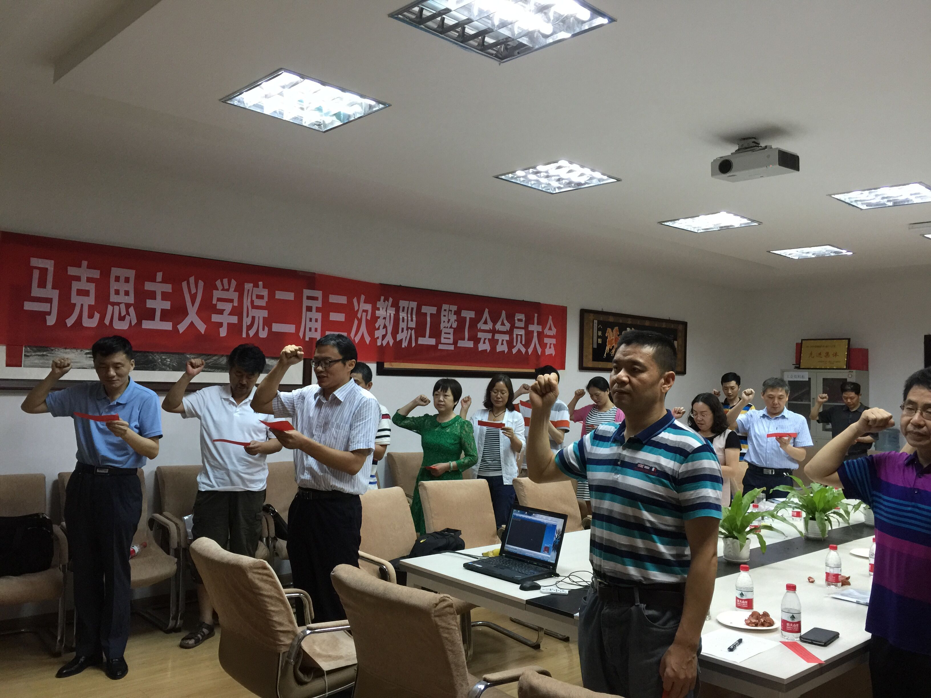 【两学一做】太阳成集团的官方网站全体教职工党员重温入党誓词 【两学一做】太阳成集团的官方网站全体教职工党员重温入党誓词